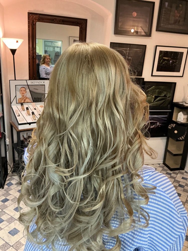 Blond balayage s loknami — práce Salonu Paráda