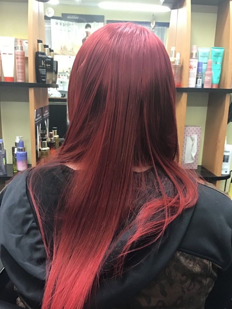 Vínově červené ombré — práce Salonu Paráda
