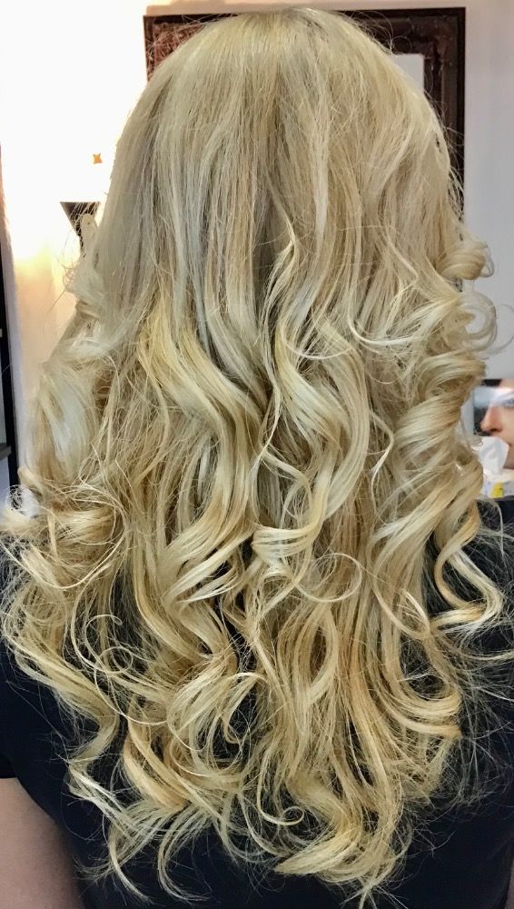 Platinově blond vlny — práce Salonu Paráda