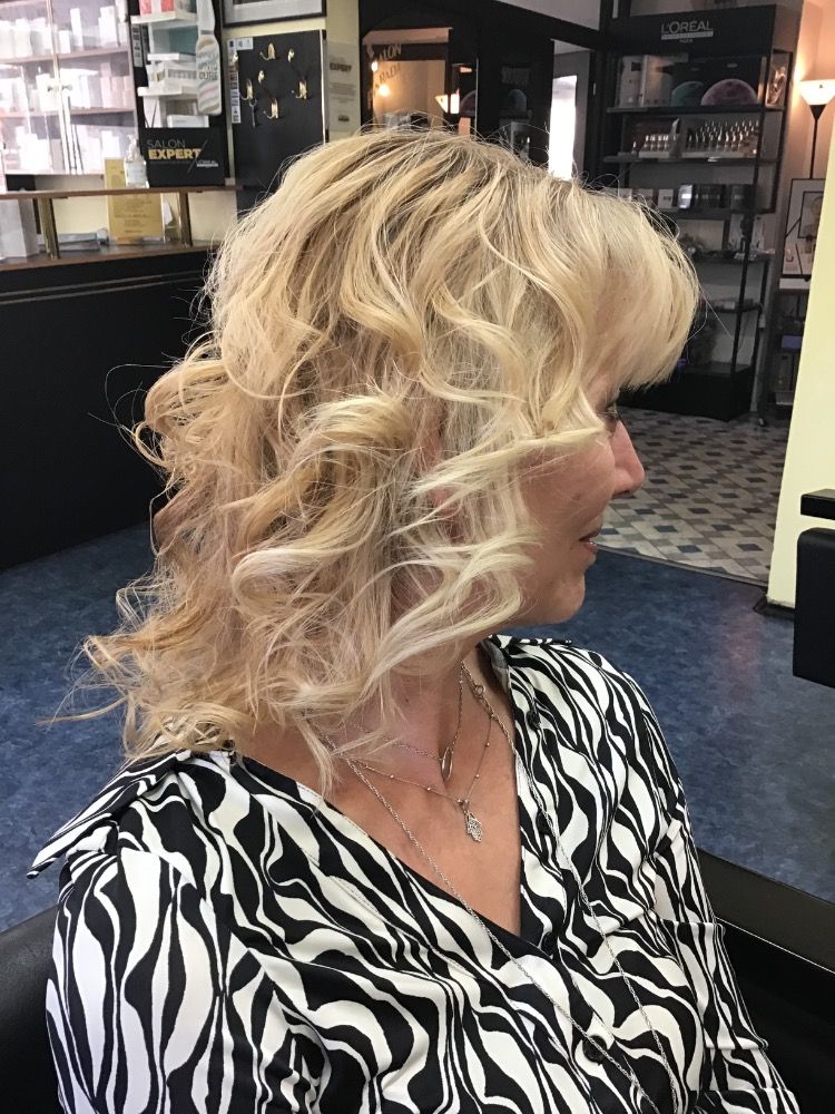 Blond ombré s loknami — práce Salonu Paráda