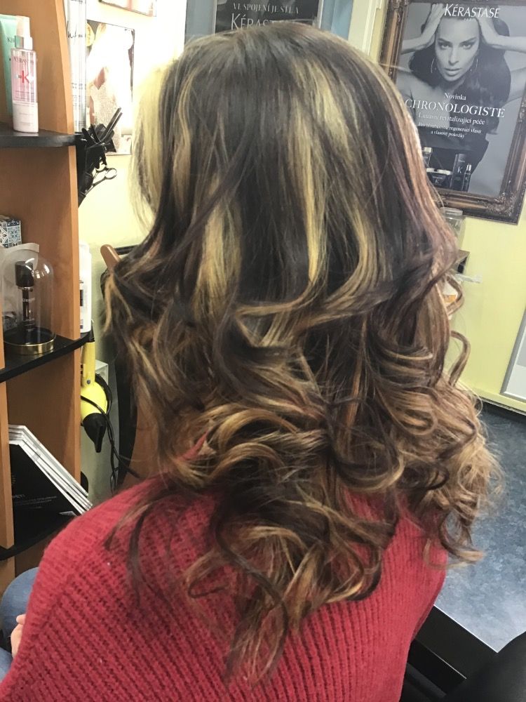 Růžové pramínky v blond — práce Salonu Paráda