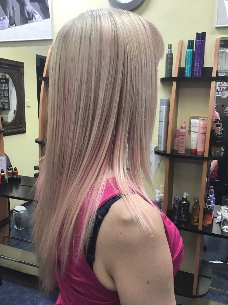 Blond ombré s růžovým nádechem — práce Salonu Paráda