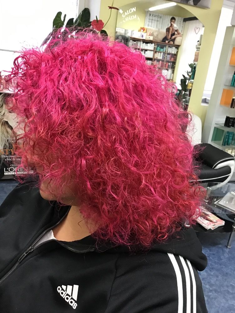 Růžová kudrnatá barva — práce Salonu Paráda