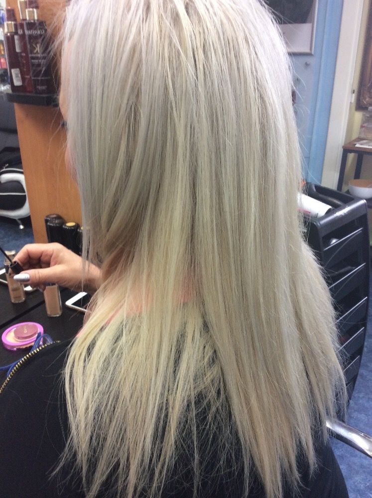 Blond s jemným melírem — práce Salonu Paráda